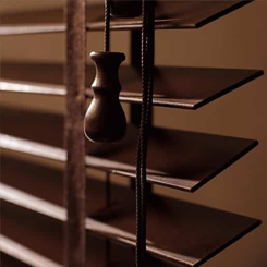 Braune maßgefertigte Holz Jalousie mit Kordel