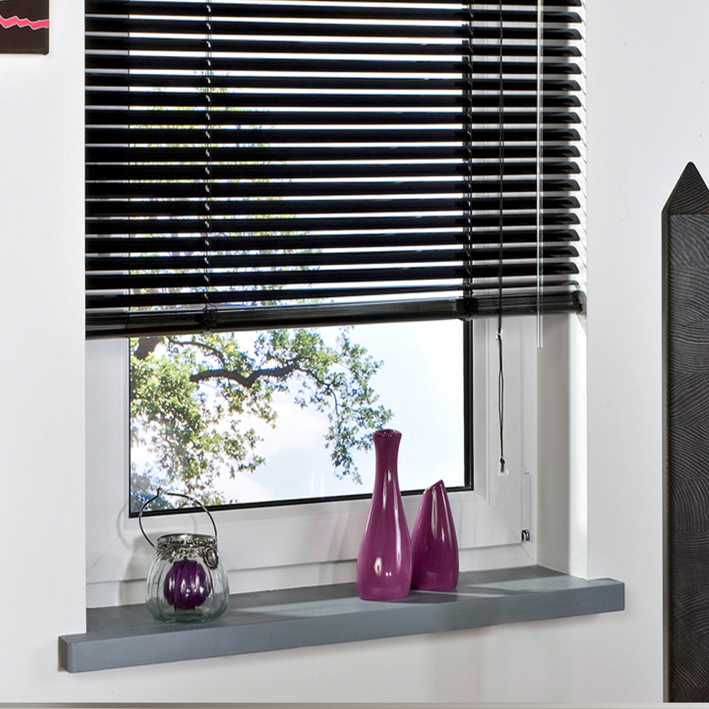 Schwarze Jalousie am Fenster Bedienung rechts