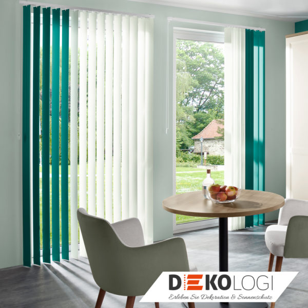Vorhang in weiß grün am Fenster