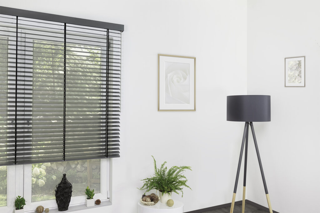 Schwarze Jalousie mit dicken Lamellen