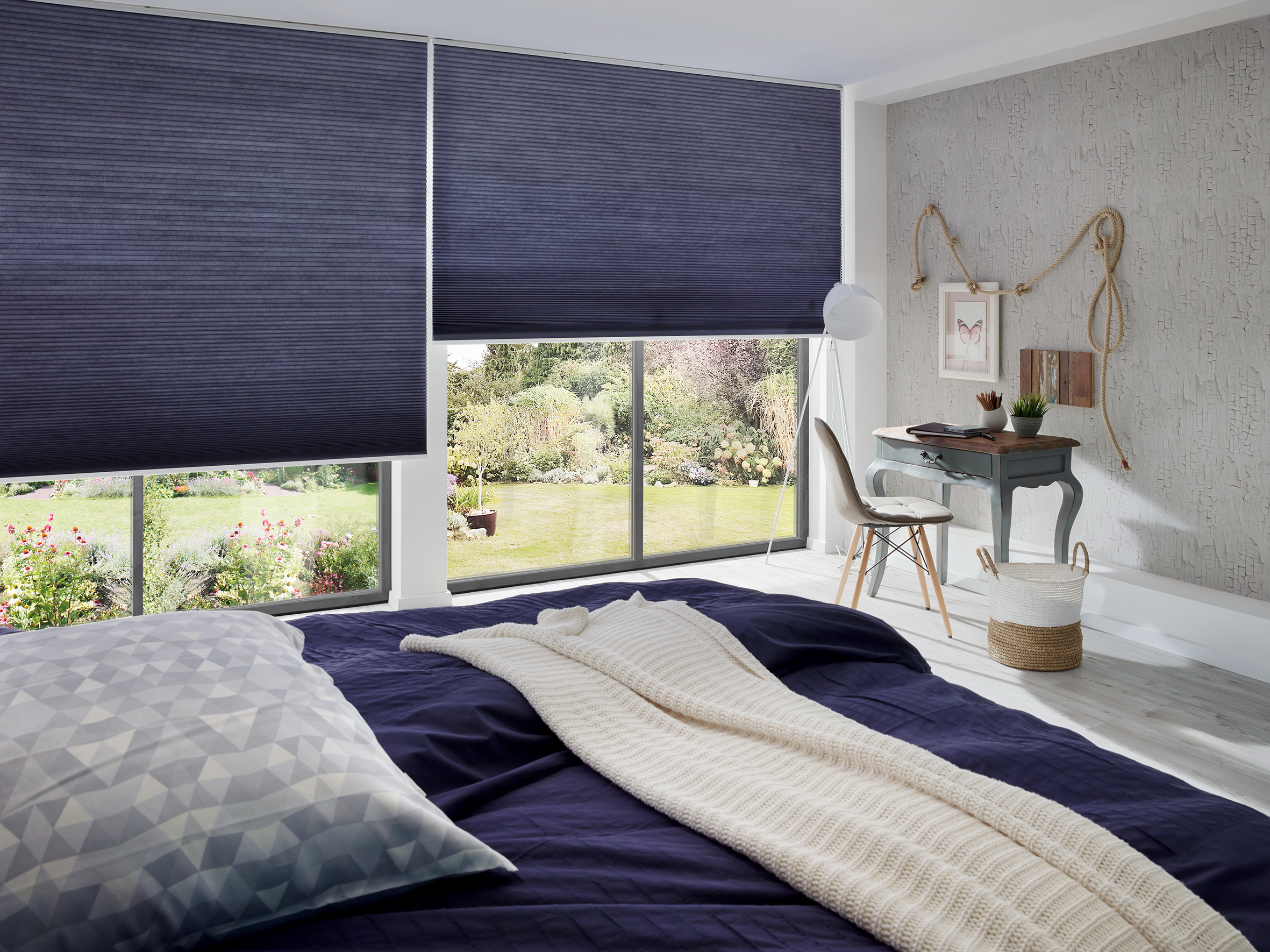 Modernes Schlafzimmer mit Wabenplissees. Rollo Hamburg große Front