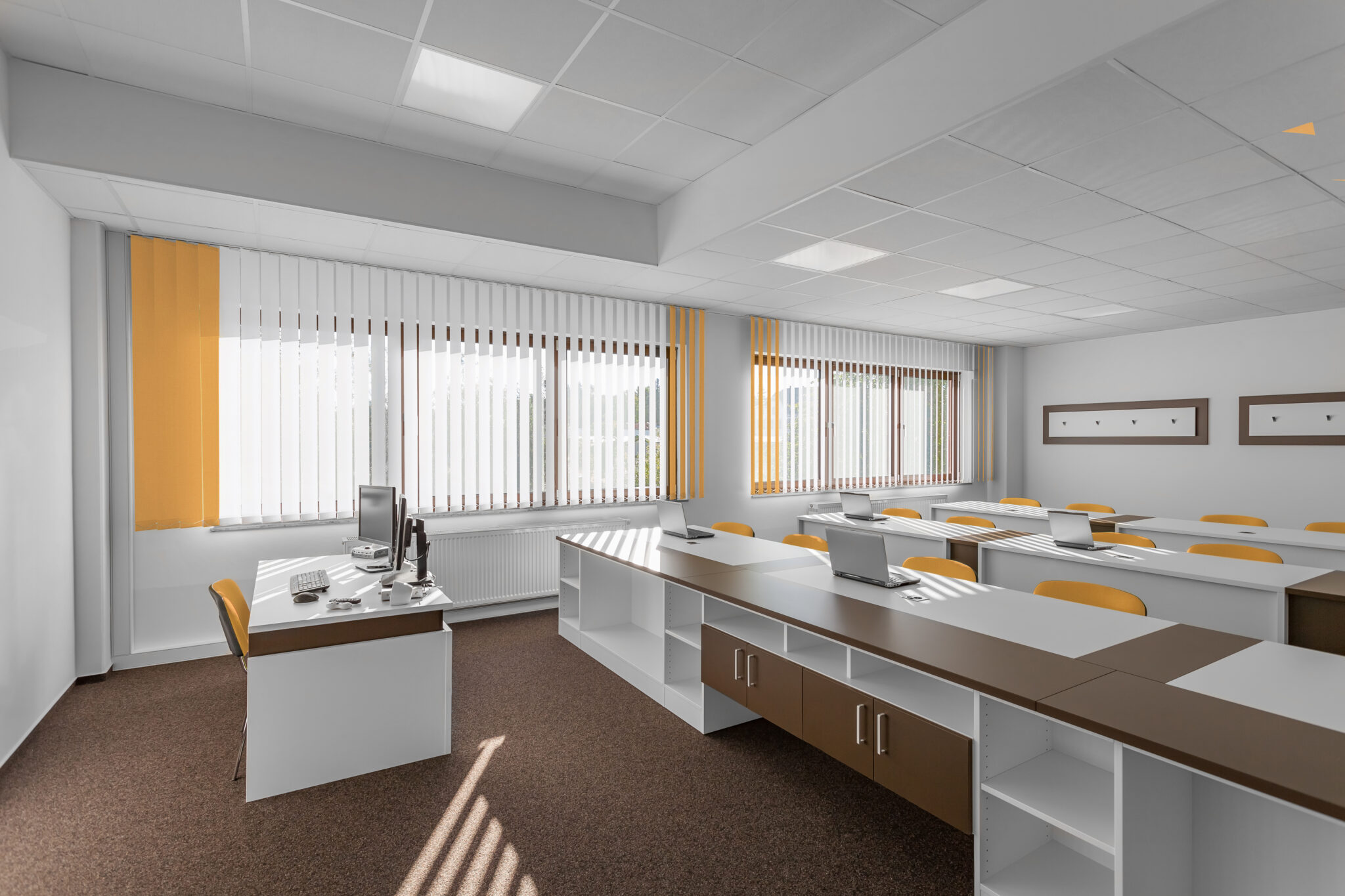 Lamellenvorhänge in weiß und gelb im Lehrsaal