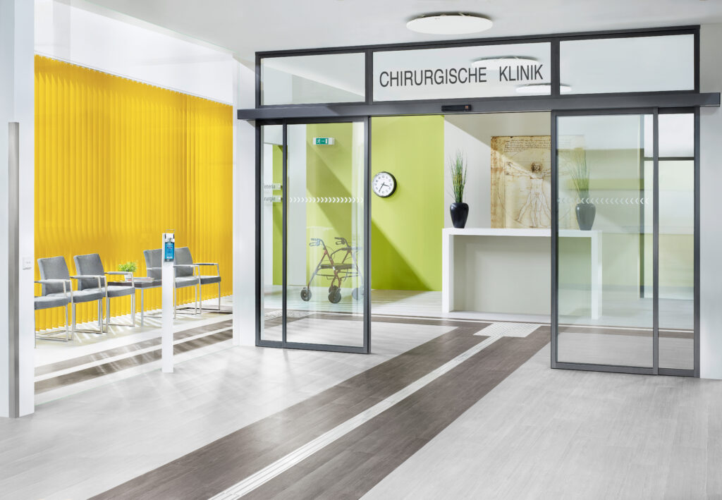 Eintrittsbereich Klinik mit gelben Lamellenvorhängen in Hamburg