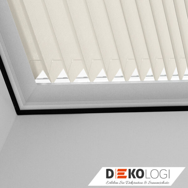 Nahaufnahme gefalteter elektrischer Sonnenschutz im Dach