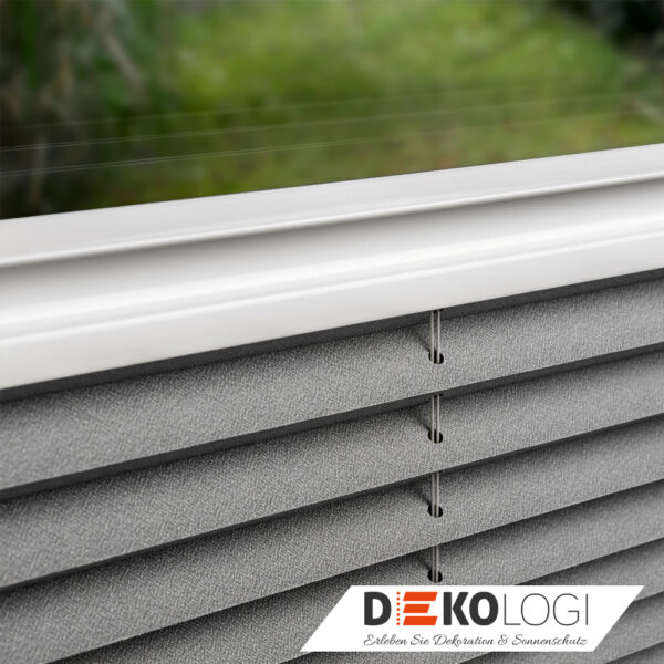 Verspannung des gefalteten Stoff Dekors