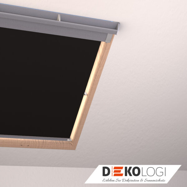 Fensterrahmen mit schienengeführten Verdunkelungsrollo schwarz